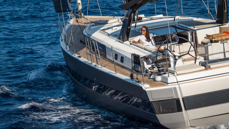 Este es el Beneteau Oceanis 62, un velero con alma de yate